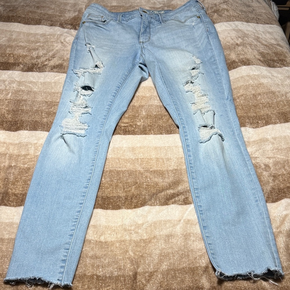 Universal Thread Distressed Light Blue Women's Jeans Size “4”